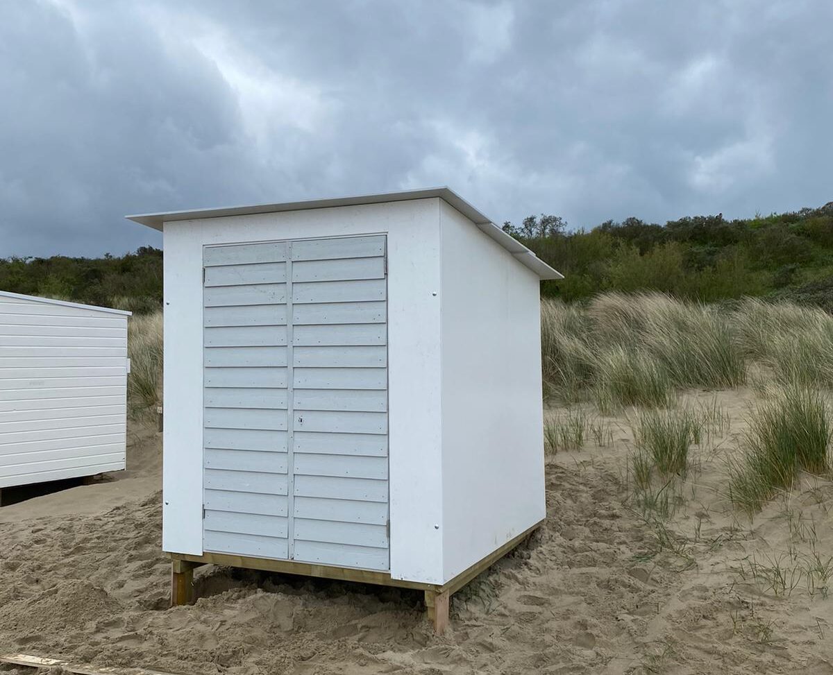 Strandkotje-lessenaarsdak-wit-grijs