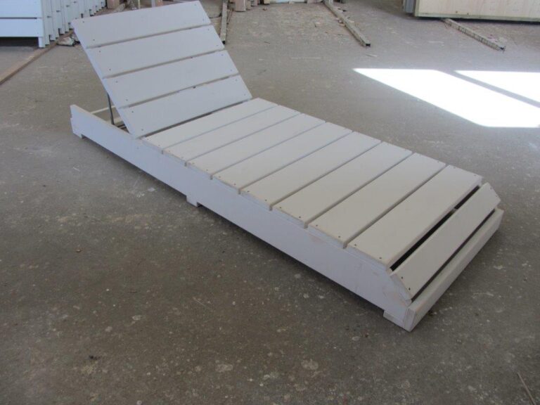 Strandbed wit geschilderd